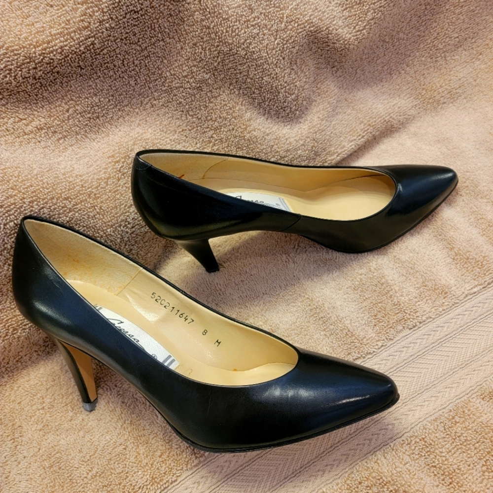 NWOT Caressa Size 8M Classic Black Pumps